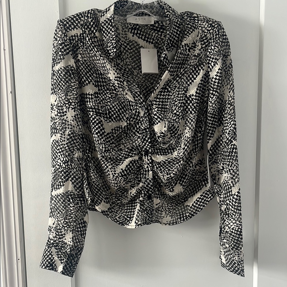 ASTR Women's Black and White Patterned Top